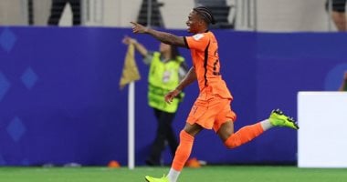 هولندا تتقدم 1-0 على اليابان بعد دقيقة في كأس العالم