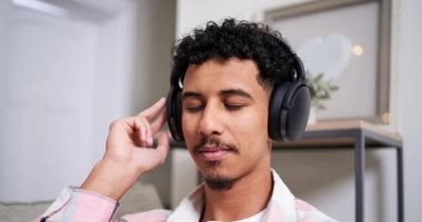 آلية عمل ميزة إلغاء الضوضاء في السماعات ومدى سلامتها على الأذن