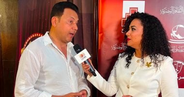 عمرو رمزي يثني على التعاون بين أجيال الفنانين في “تياترو”