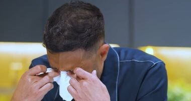 محمد حماقي يتحدث عن والده باكيًا في برنامج مباشر