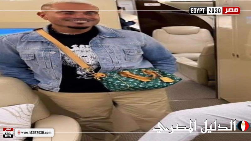 بعد إثارته للجدل.. تعرف على سعر حقيبة الفنان عمرو دياب