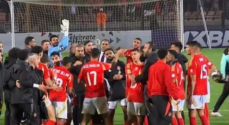 لاعبو الأهلي يعتذرون للجماهير في ملعب برج العرب – الدليل المصري