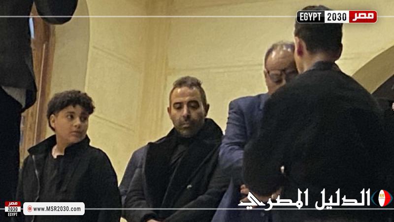 محمد عدوية ينهار بالبكاء في عزاء والده