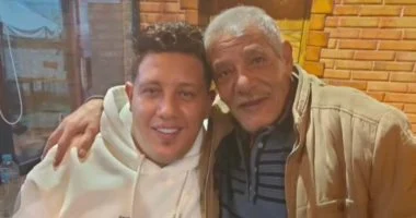 حمو بيكا يشارك في صلاة الجنازة على والده بمسجد العمري بالإسكندرية