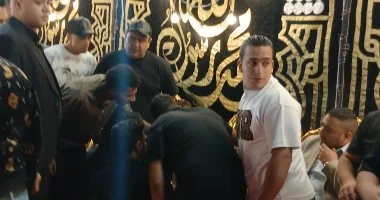 حمو بيكا يبكي في عزاء والده بالإسكندرية