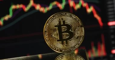 تباين أداء العملات المشفرة مع تراجع “بيتكوين” إلى 73.5 ألف دولار