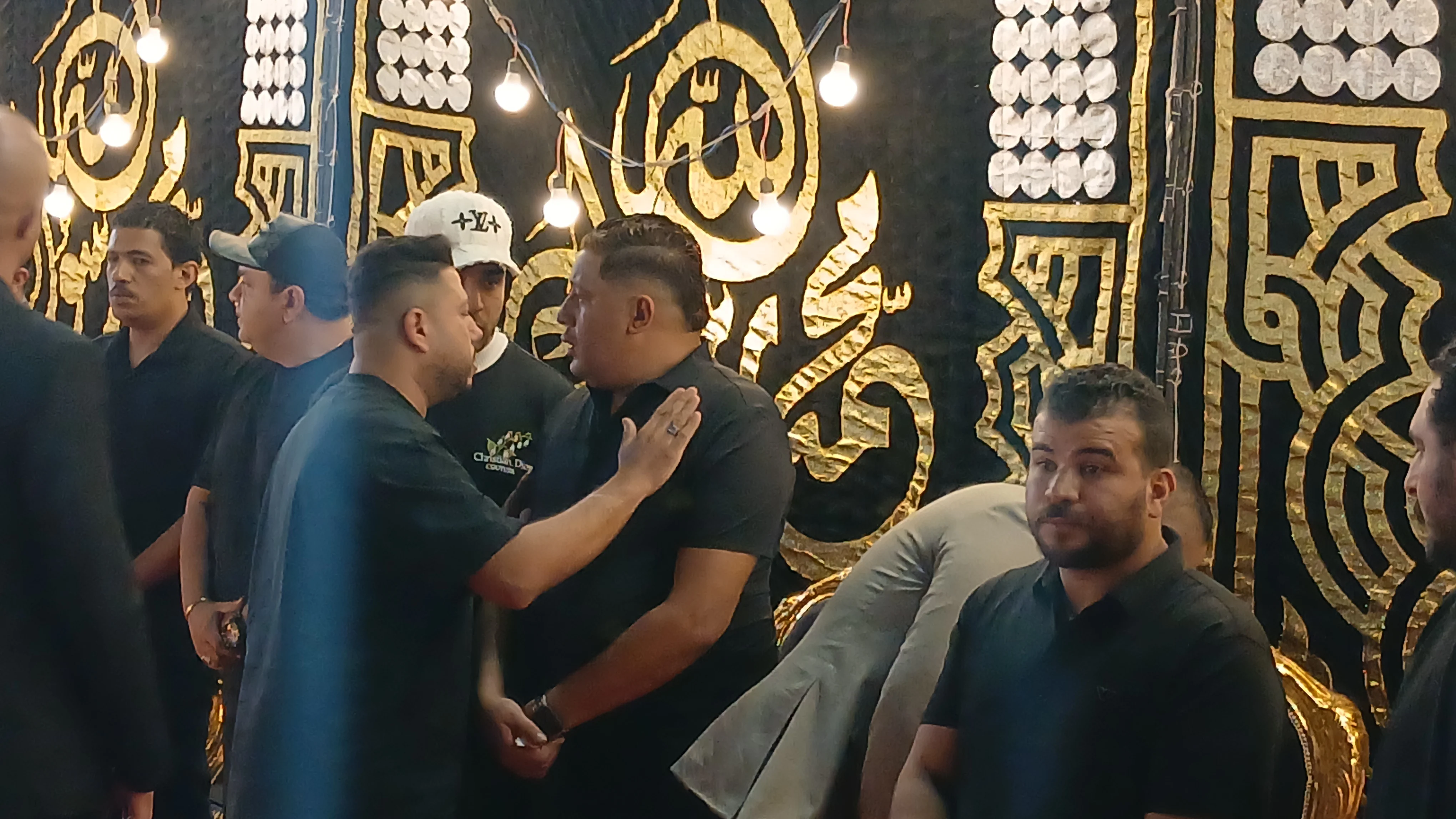 انهيار حمو بيكا في عزاء والده انهيار حمو بيكا في عزاء والده