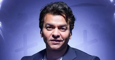 محمد محيى يحتفل بعيد ميلاده الـ56 في عالم الطرب والإبداع