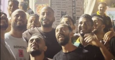 استقبال حافل للنجم عصام السقا في مسقط رأسه بالمنيا والتقاط الصور مع الأهالي